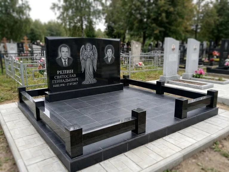 Памятник с гравировкой ангела — гравировка ангела с крестом рядом с эпитафией, работа «Касаткин» в Липецке