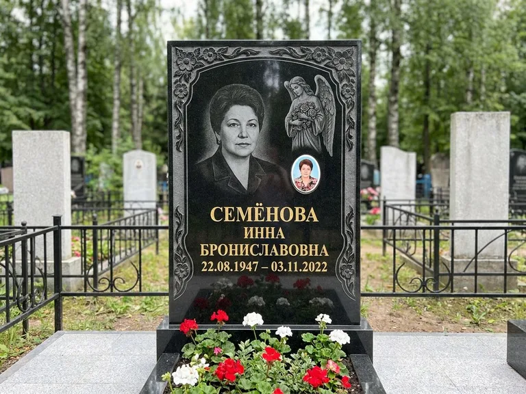 Памятник с гравировкой ангела — гравировка ангела с голубем по диагонали стелы, работа «Лобанова» в Липецке