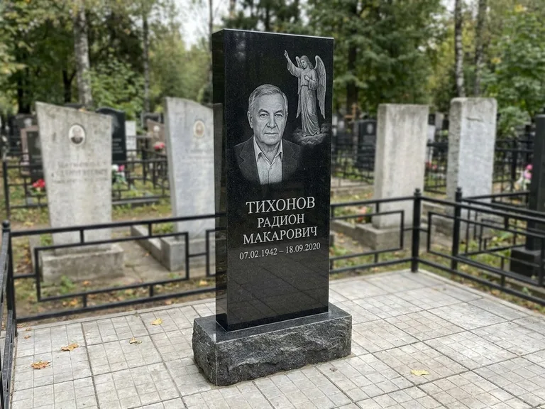 Памятник с гравировкой ангела — гравировка двух ангелов по сторонам портрета, работа «Свиридов» в Липецке