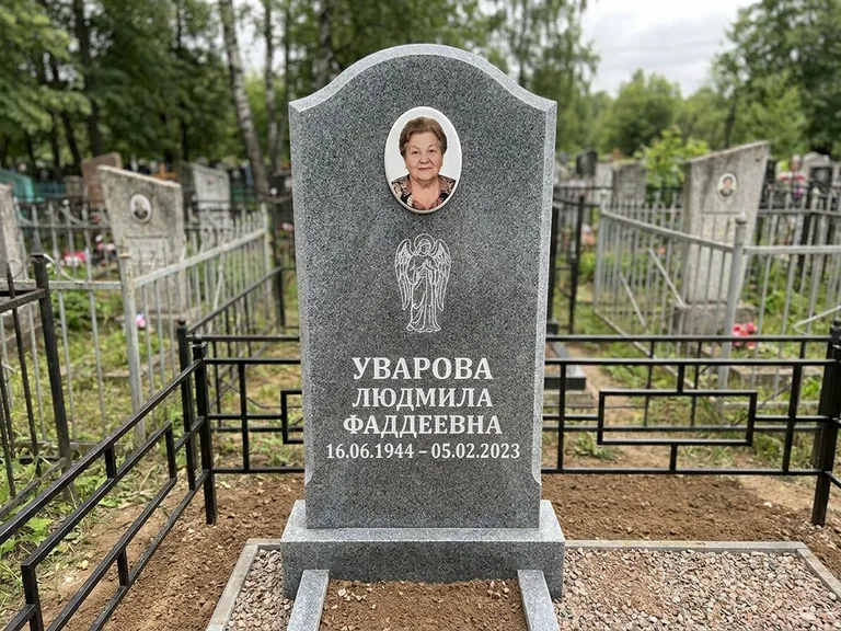 Памятник с гравировкой ангела — гравировка ангела в облаках с лучами над портретом, работа «Игнатова» в Липецке