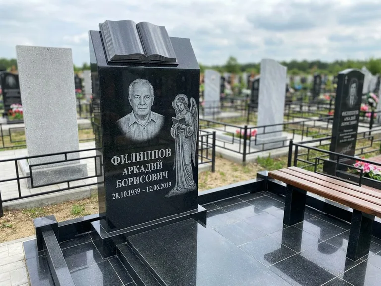 Памятник с гравировкой ангела — белая гравировка скорбящего ангела над портретом, работа «Доронин» в Липецке
