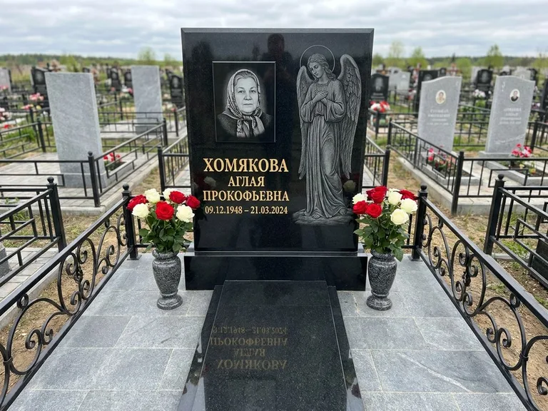 Памятник с гравировкой ангела — гравировка ангела-хранителя сбоку от портрета, работа «Яковлева» в Липецке