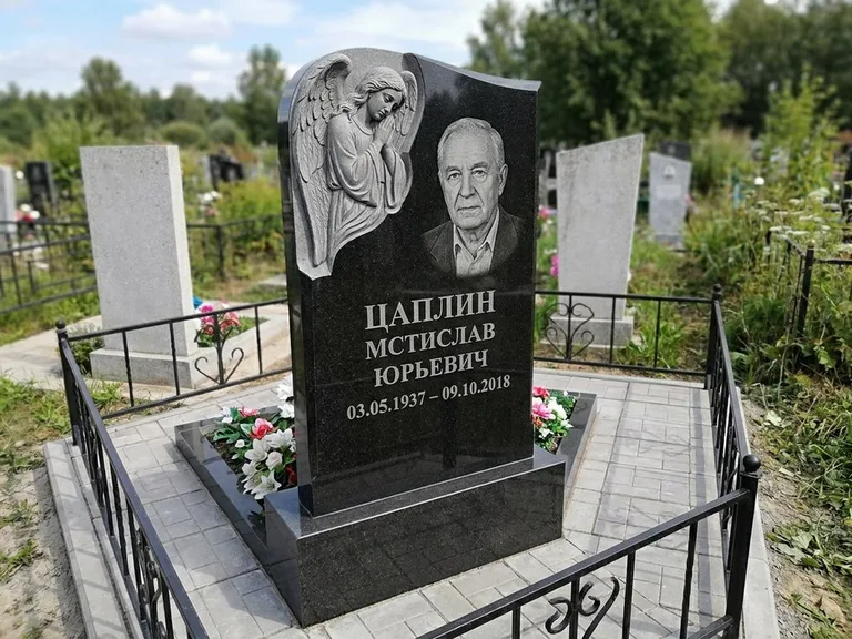 Памятник с гравировкой ангела — гравировка молящегося ангела в верхней части стелы, работа «Пономарёв» в Липецке