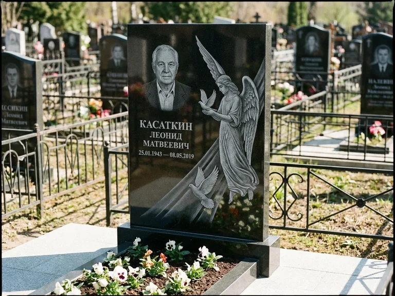 Памятник с гравировкой ангела — гравировка ангела с голубем по диагонали стелы, работа «Касаткин» в Липецке