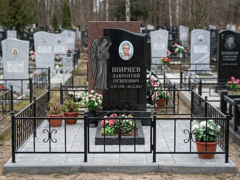 Памятник с гравировкой ангела — гравировка ангела с голубем по диагонали стелы, работа «Селиванов» в Липецке