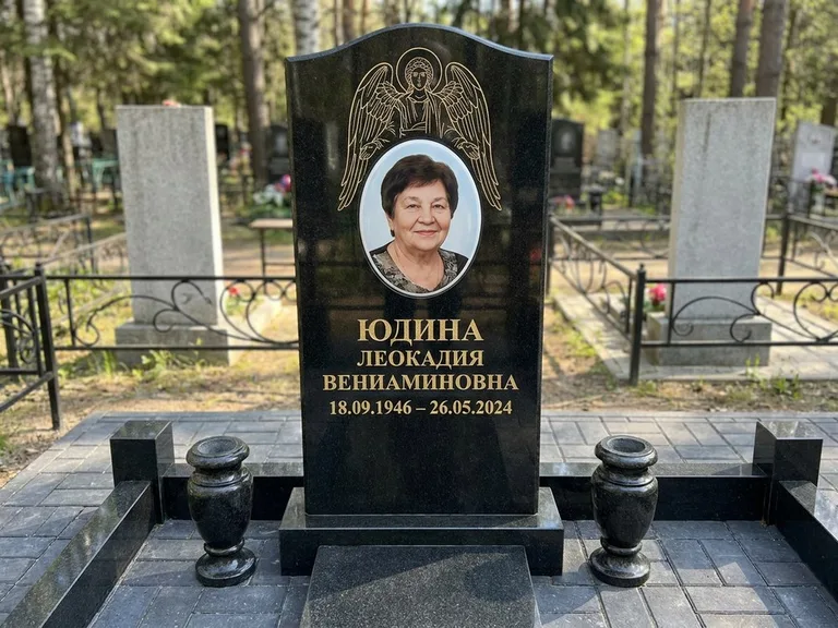Памятник с гравировкой ангела — гравировка двух ангелов по сторонам портрета, работа «Гордеева» в Липецке