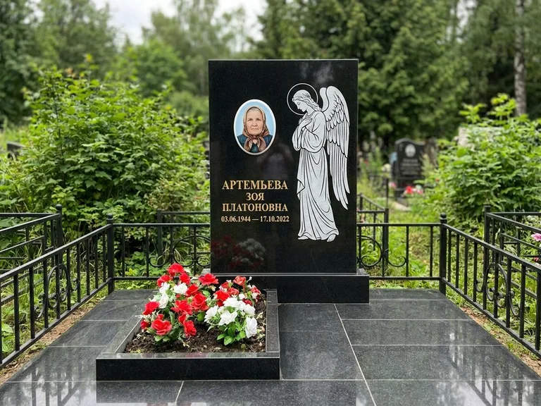 Памятник с гравировкой ангела — гравировка ангела в облаках с лучами над портретом, работа «Фаддеев» в Липецке