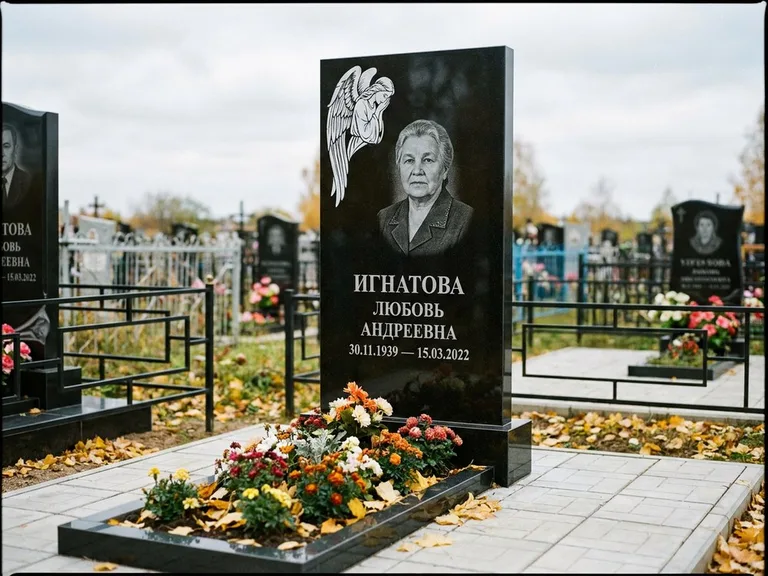 Памятник с гравировкой ангела — белая гравировка скорбящего ангела над портретом, работа «Игнатова» в Липецке