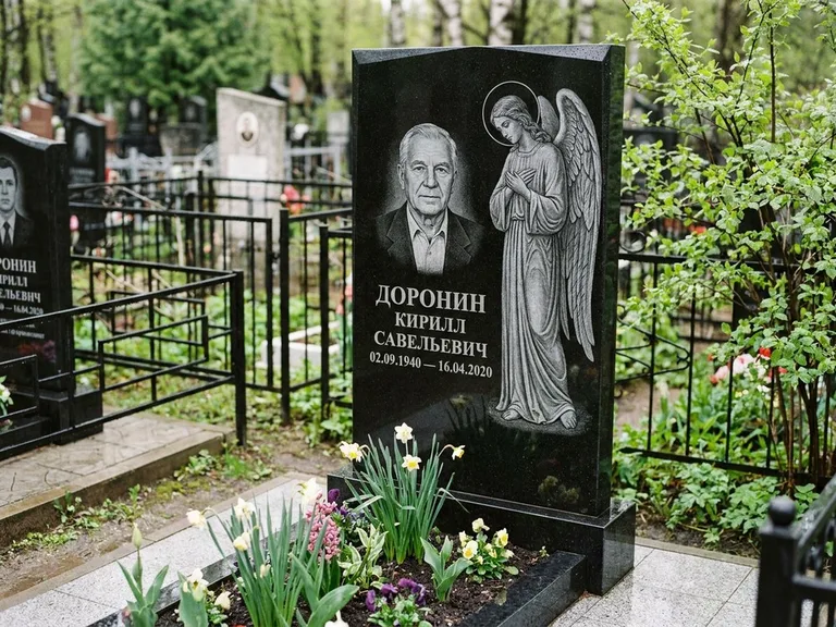 Памятник с гравировкой ангела — гравировка ангела-хранителя сбоку от портрета, работа «Доронин» в Липецке