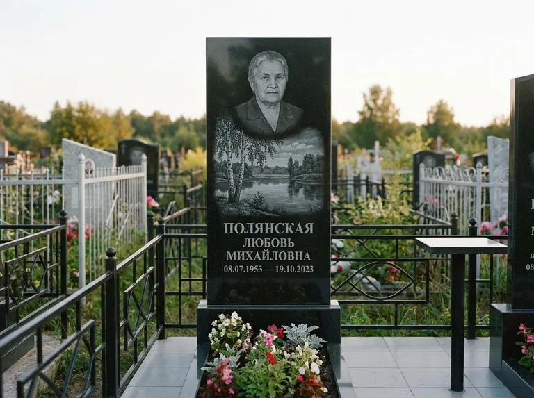 Памятник с гравировкой берёзы — гравировка берёзы у зеркального озера, работа «Полянская» в Липецке