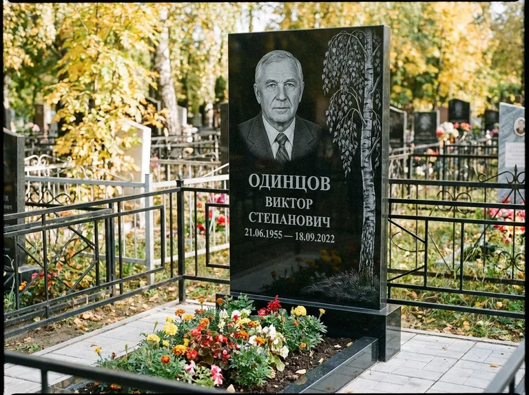 Памятник с гравировкой берёзы — гравировка плакучей берёзы с тонкими ветвями, работа «Одинцов» в Липецке
