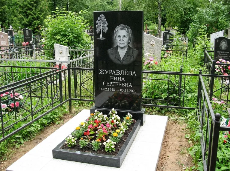 Памятник с гравировкой берёзы — гравировка одинокой берёзы над именем, работа «Журавлёва» в Липецке