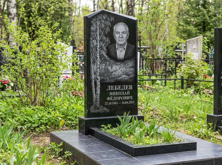 Памятник с гравировкой берёзы: вертикальная стела со скошенным верхом — берёза и стая птиц в небе, гранитный цоколь с тёмной плиткой, работа «Лебедев» в Липецке