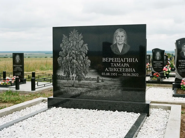 Памятник с гравировкой берёзы: широкая горизонтальная стела — берёза у поля, простор до горизонта, белая мраморная крошка с бордюром, работа «Верещагина» в Липецке
