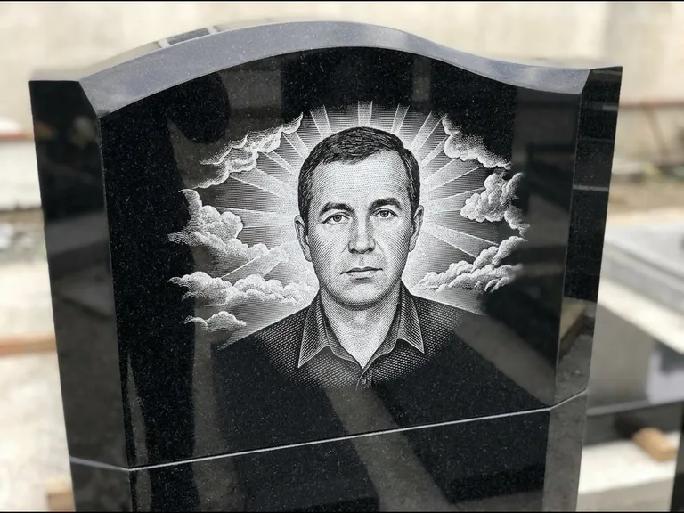 Гравировка фото на памятнике — с фоном в Липецке