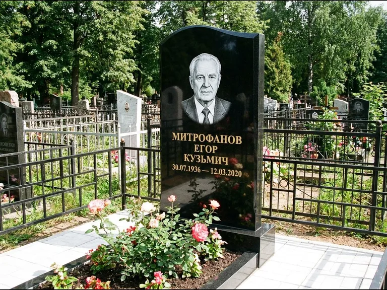 Гравировка портрета на чёрном граните — выполненная работа 29 в Липецке