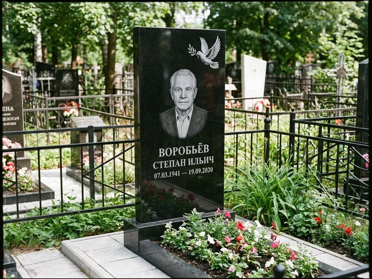 Гравировка голубей на памятник в Липецке — памятник из чёрного гранита с гравировкой