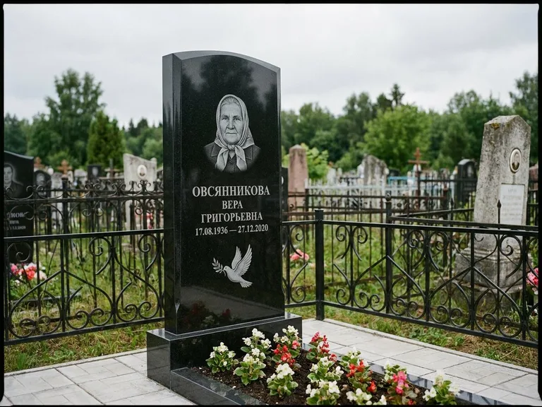 Памятник с гравировкой голубей — гравировка голубя с оливковой ветвью рядом с эпитафией, работа «Овсянникова» в Липецке