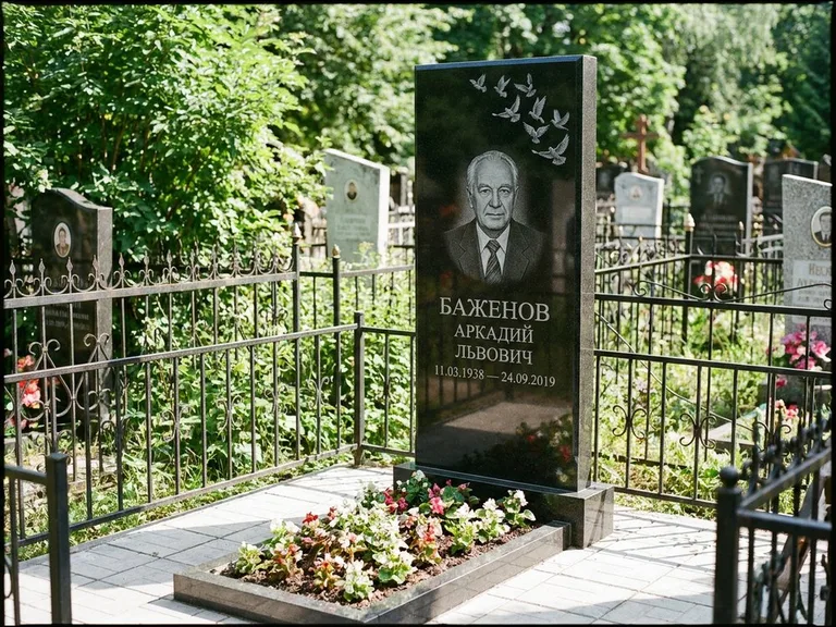 Памятник с гравировкой голубей — гравировка стаи голубей, взлетающей от угла стелы, работа «Баженов» в Липецке