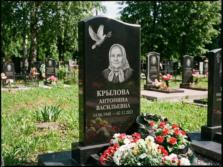 Памятник с гравировкой голубей — гравировка голубей, работа «Крылова» в Липецке