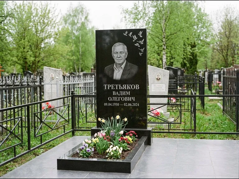Памятник с гравировкой голубей — гравировка стаи голубей, взлетающей от угла стелы, работа «Третьяков» в Липецке
