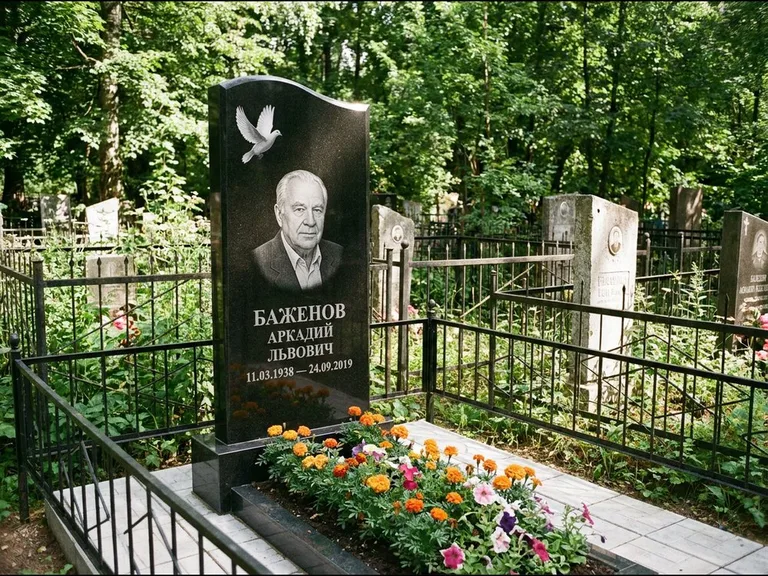 Памятник с гравировкой голубей — белая гравировка взлетающего голубя над портретом, работа «Баженов» в Липецке