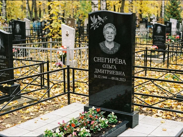 Памятник с гравировкой голубей — гравировка пары голубей на ветке в верхнем углу стелы, работа «Снегирёва» в Липецке