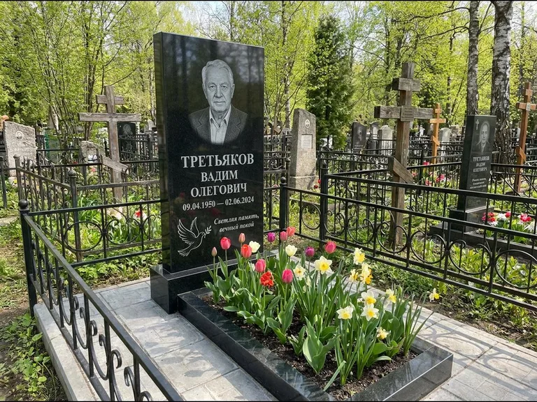 Памятник с гравировкой голубей — гравировка голубя с оливковой ветвью рядом с эпитафией, работа «Третьяков» в Липецке