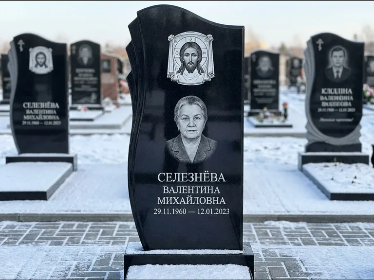 Памятник с гравировкой иконы — Казанская икона Божией Матери на стеле, работа «Одинцов» в Липецке