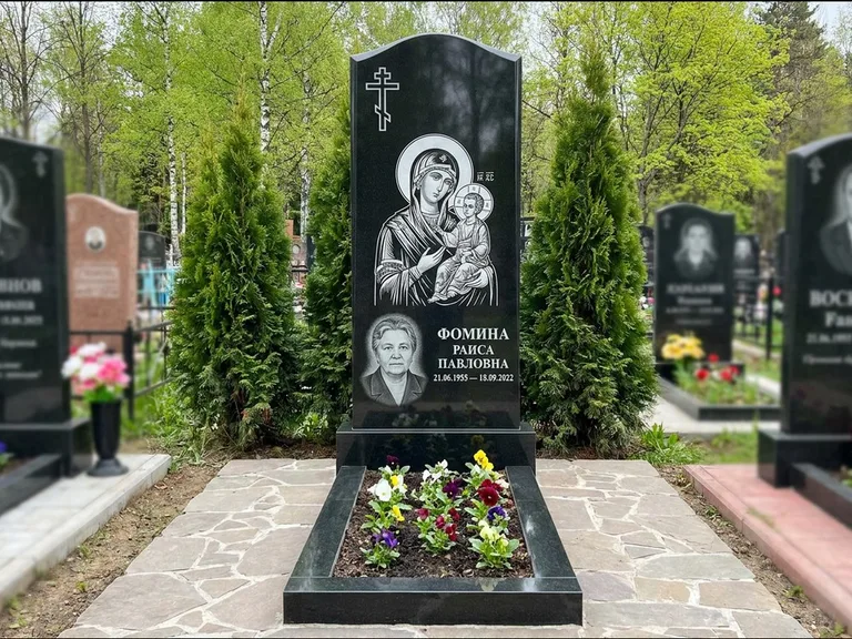 Памятник с гравировкой иконы — икона в резном киоте, работа «Гущин» в Липецке