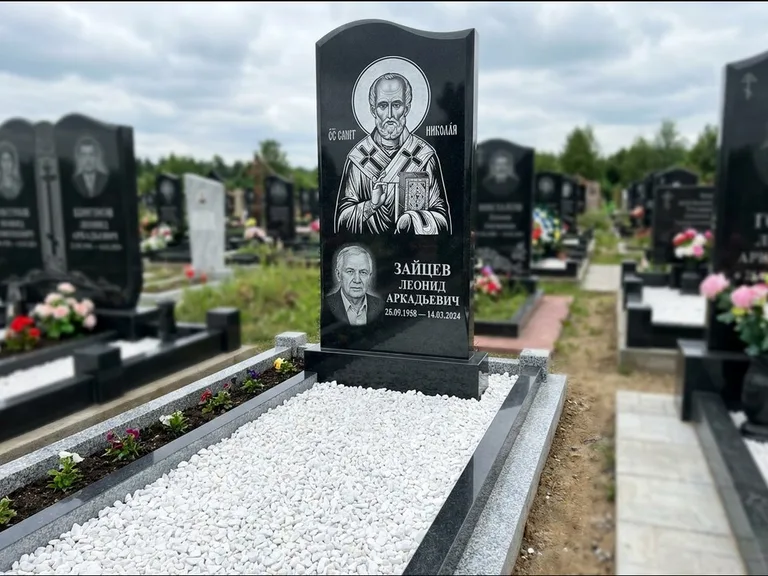 Памятник с гравировкой иконы: стела с крестообразным навершием — икона в резной рамке-киоте, газон без ограды, стриженая трава, работа «Раевская» в Липецке