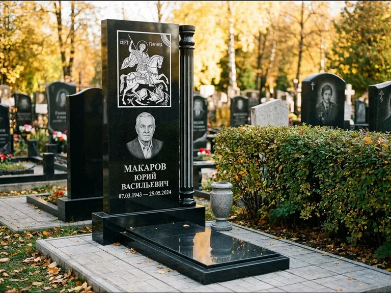 Памятник с гравировкой иконы: вертикальная стела с образом над портретом — гравировка Богородицы «Семистрельная», гранитные столбики с провисающей цепью, работа «Верещагина» в Липецке