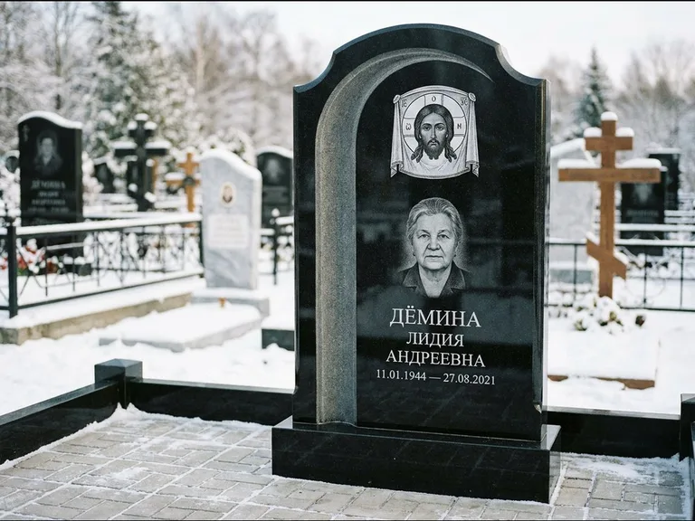 Памятник с гравировкой иконы: гранёный восьмиугольный обелиск с крестом — гравировка Николая Чудотворца, семейный участок с гранитной скамьёй, работа «Зотов» в Липецке