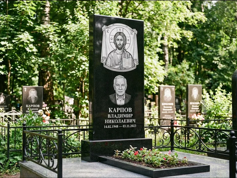 Памятник с гравировкой иконы: широкая двойная семейная стела — золочёный нимб на образе, цветник с красными розами, работа «Воронцова» в Липецке