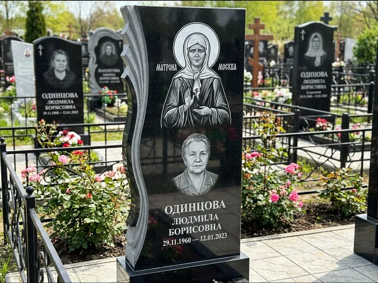 Памятник с гравировкой иконы: ступенчатая двухуровневая стела — Архангел Михаил на стеле, каменная дорожка из плитняка, работа «Одинцов» в Липецке