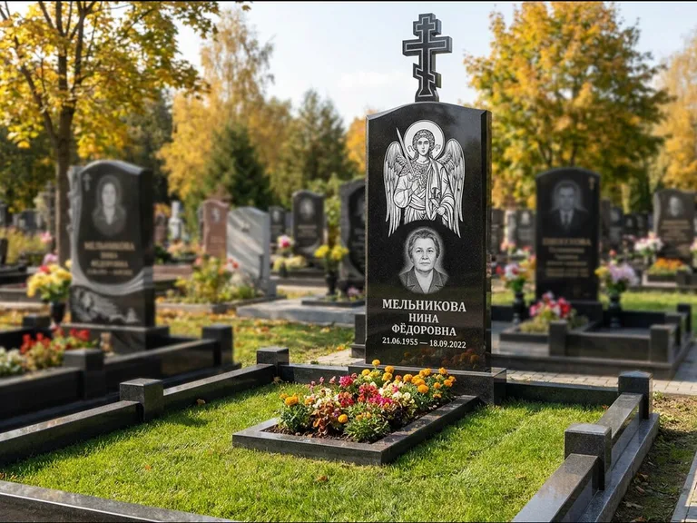 Памятник с гравировкой иконы: округлая стела-медальон с ликом — гравировка Богородицы «Семистрельная», луговые травы и полевые цветы за участком, работа «Гущин» в Липецке