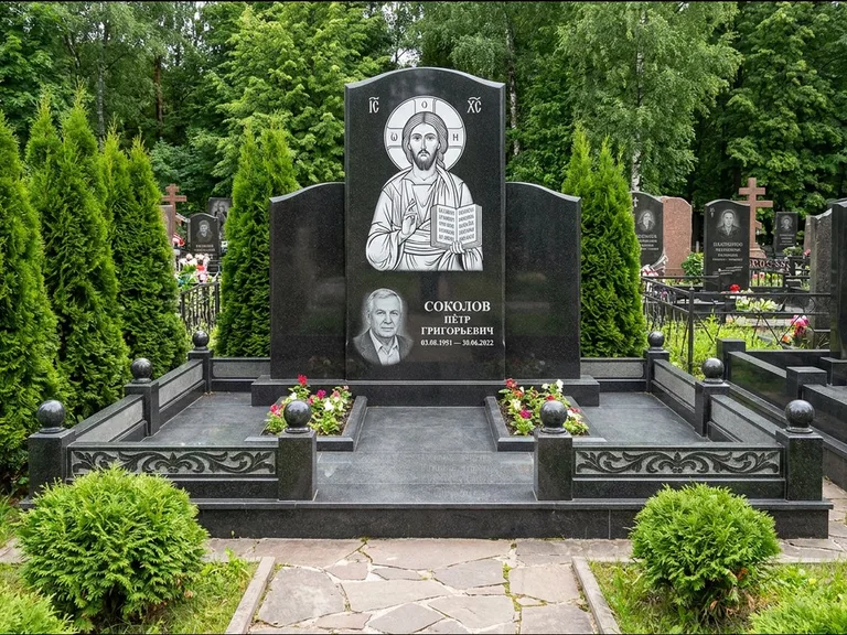 Памятник с гравировкой иконы: широкая горизонтальная лежачая плита-стела — икона в резной рамке-киоте, серая гравийная отсыпка с бордюром, работа «Богданова» в Липецке