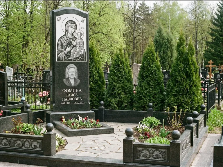 Памятник с гравировкой иконы: высокий гранёный обелиск с крестом-навершием — гравировка образа Матроны Московской, открытый участок без ограды, работа «Третьяков» в Липецке