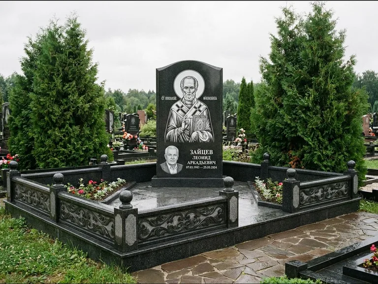 Памятник с гравировкой иконы: стела с гранитным столиком и скамьёй — Архангел Михаил на стеле, семейный участок с плиткой, работа «Верещагина» в Липецке