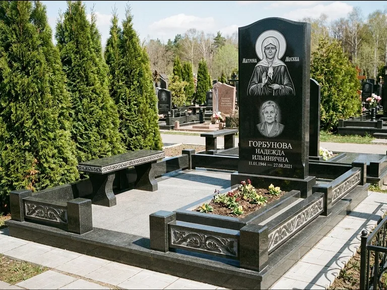 Памятник с гравировкой иконы: стела в форме раскрытой книги с образом — гравировка образа Спасителя, цоколь тёмной плиткой, работа «Зотов» в Липецке