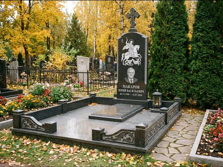 Памятник с гравировкой иконы: ступенчатая трёхуровневая стела — золочёный нимб на образе, дорожка из природного плитняка, работа «Лебедева» в Липецке