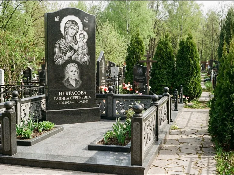 Памятник с гравировкой иконы: полукруглая стела с купольным навершием — Архангел Михаил на стеле, заснеженный зимний участок, работа «Гущин» в Липецке