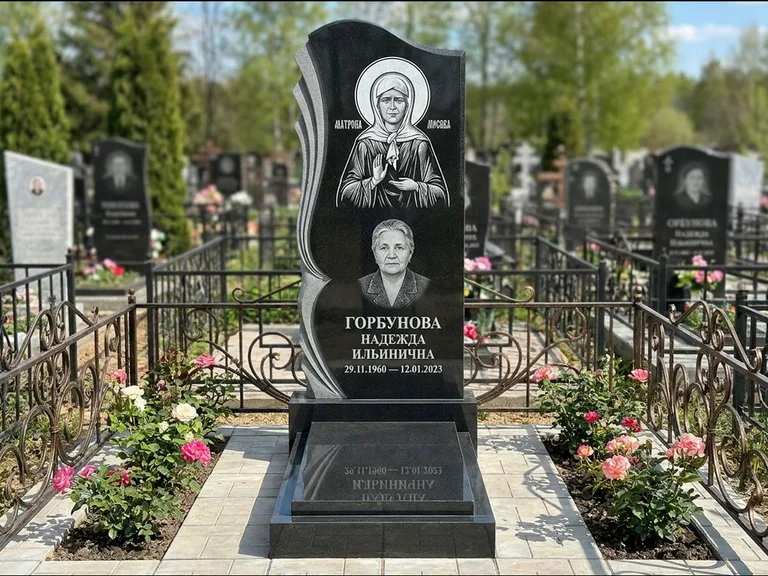 Памятник с гравировкой иконы — икона в резном киоте, работа «Одинцов» в Липецке