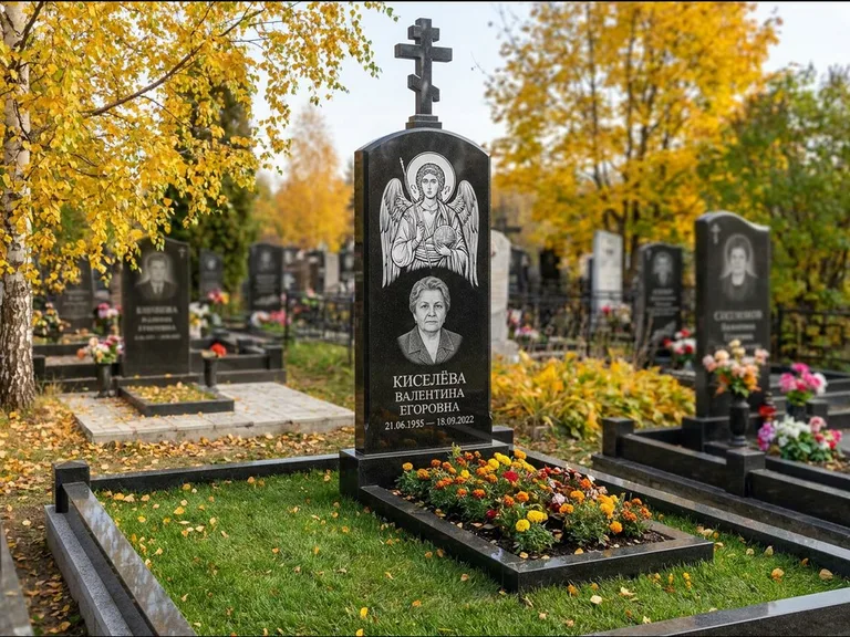 Памятник с гравировкой иконы — образ в полный рост на обороте стелы, работа «Гущин» в Липецке