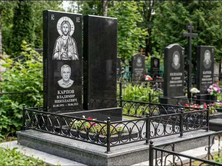 Памятник с гравировкой иконы — Казанская икона Божией Матери на стеле, работа «Богданова» в Липецке