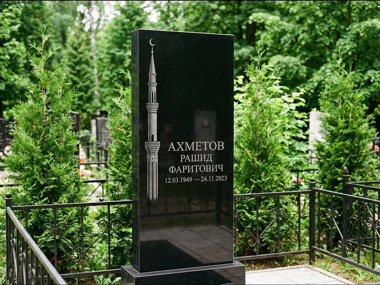 Мусульманский памятник с гравировкой мечети — минарет с полумесяцем у края стелы, работа «Ахметов» в Липецке