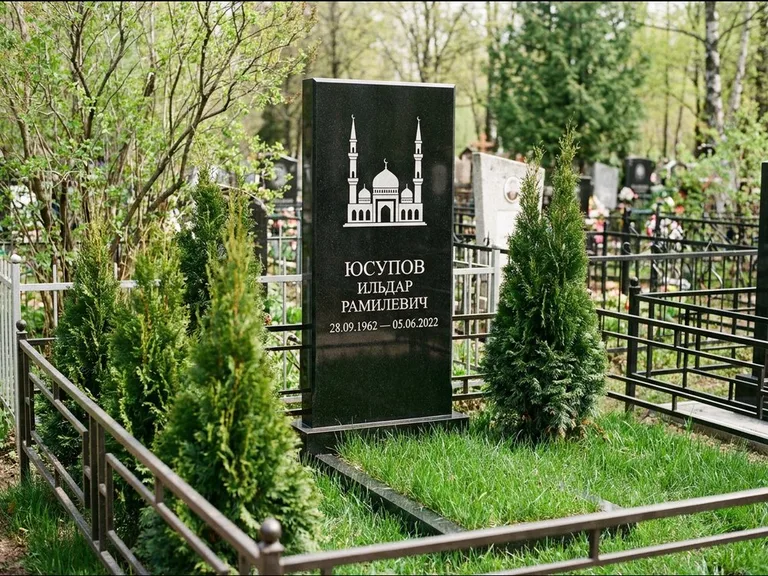 Мусульманский памятник с гравировкой мечети — силуэт мечети с двумя минаретами над именем, работа «Юсупов» в Липецке
