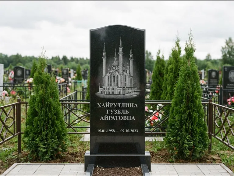 Мусульманский памятник с гравировкой мечети — мечеть Кул-Шариф на обороте стелы, работа «Хайруллина» в Липецке