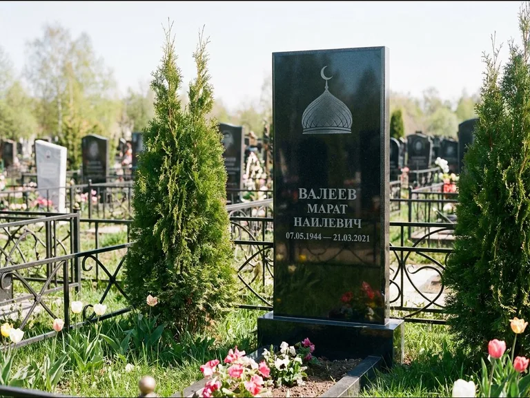 Мусульманский памятник с гравировкой мечети — купол с полумесяцем в верхней части, работа «Валеев» в Липецке