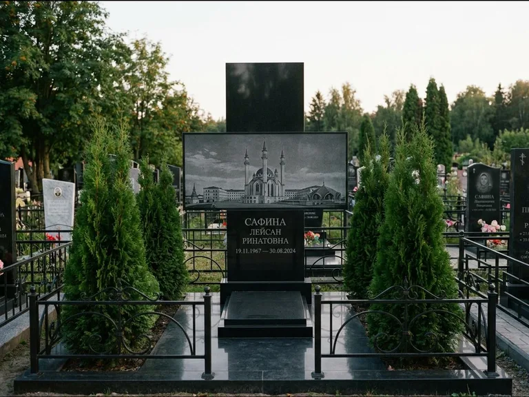 Мусульманский памятник с гравировкой мечети — панорама мечети во всю ширину стелы, работа «Сафина» в Липецке